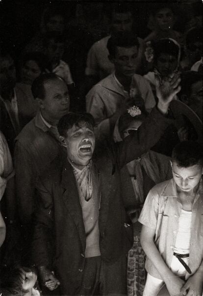 Impresionante fotografía que Masats realizó en la localidad onubense de Almonte, durante la celebración de El Rocío (1959). Es otra de las copias positivadas por el autor. 