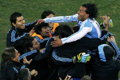 Tévez celebra con sus compañeros su segundo gol a México.
