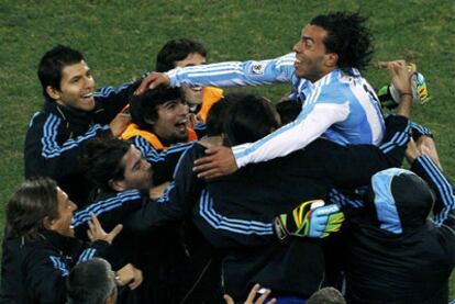 Tévez celebra con sus compañeros su segundo gol a México.