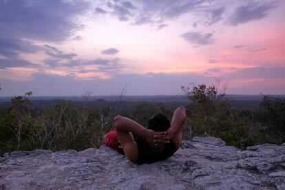 Un turista contempla la puesta de sol desde de la pirámide La Danta, de 72 metros de altura, en las ruinas de El Mirador (Guatemala).