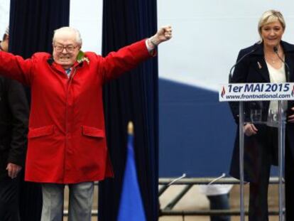 Jean-Marie Lhe Pen, de vermelho, e sua filha Marine Lhe Pen o passado maio em Paris.