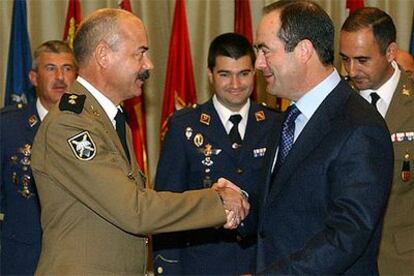 El ministro José Bono saluda al jefe del batallón enviado a Afganistán, Francisco Abajo.