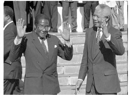 El presidente Mugabe con su hom&oacute;logo sudafricano Nelson Mandela en 1994
