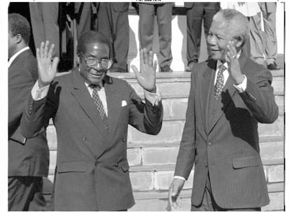 El presidente Mugabe con su homólogo sudafricano Nelson Mandela en 1994