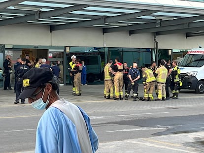 Un paciente de La Fe, frente a la puerta de Urgencias, donde se han desplegado bomberos y policías.