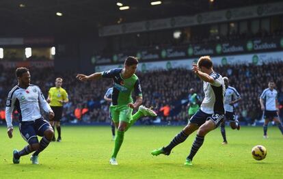 Ayoze marca de tacon en el West Bromwich-Tottenham.