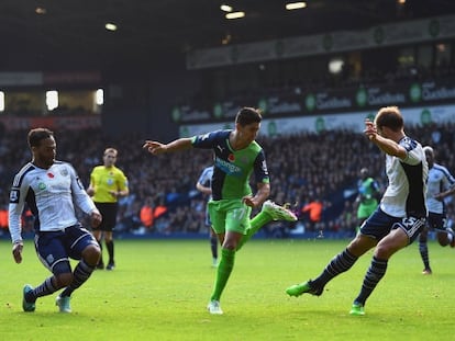 Ayoze marca de tacon en el West Bromwich-Tottenham.