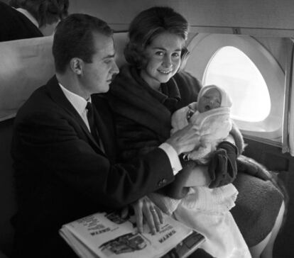 Don Juan Carlos y doña Sofía, con su Elena, en el viaje que en 1964 realizaron a Suiza para presentar a la infanta a la Reina Victoria Eugenia, abuela paterna de Juan Carlos de Borbón.