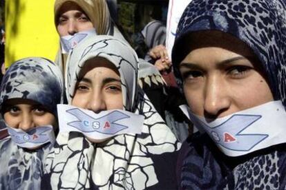 Varios estudiantes pro Hezbolá, ayer, frente a la Embajada de Francia en Beirut