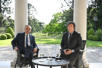 Fernández y Milei, durante su reunión este martes en la residencia de la Quinta de los Olivos, en una imagen difundida por la presidencia.