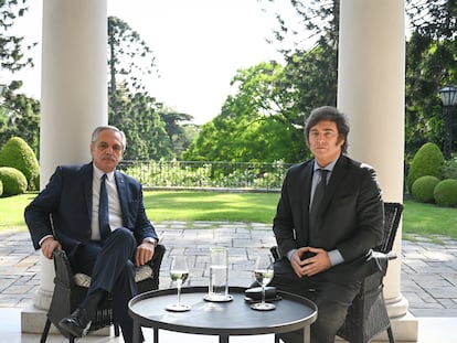 Fernández y Milei, durante su reunión este martes en la residencia de la Quinta de los Olivos, en una imagen difundida por la presidencia.