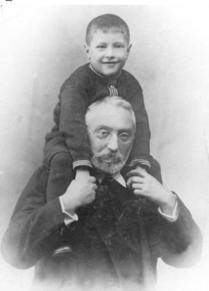 Retrato del escritor y filósofo vasco Miguel de Unamuno con su hijo Ramón, en Salamanca hacia 1915.