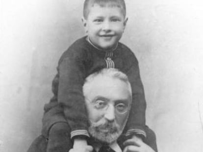 Retrato del escritor y filósofo vasco Miguel de Unamuno con su hijo Ramón, en Salamanca hacia 1915.
