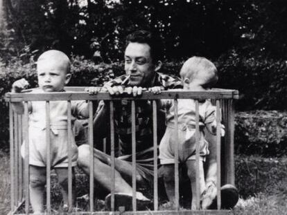 Albert Camus con sus dos hijos gemelos en Brefs, en Vendée, 1946, en una imagen del libro 'Albert Camus, solitario y solidario', de Catherine Camus.