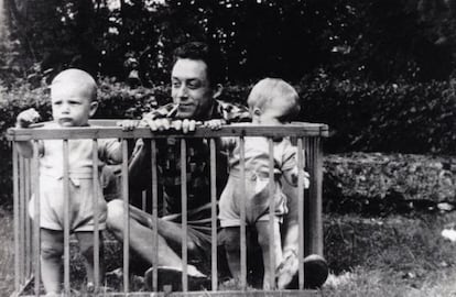 Albert Camus con sus dos hijos gemelos en Brefs, en Vendée, 1946, en una imagen del libro 'Albert Camus, solitario y solidario', de Catherine Camus.