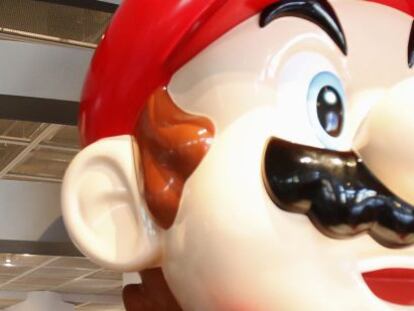 Stand promocional de Nintendo con la figura de uno de sus personajes m&aacute;s conocidos, Mario Bros. 