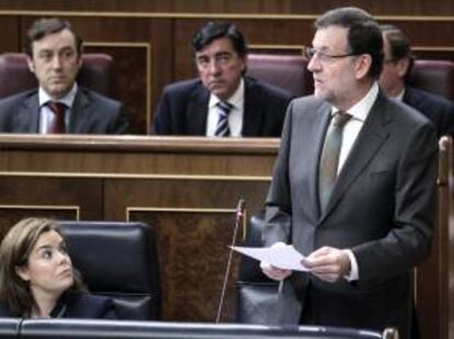 El presidente del Gobierno, Mariano Rajoy (d), en presencia de la vicepresidenta, Soraya Sáenz de Santamaría (abajo - i), interviene desde su escaño en la sesión de control al Ejecutivo del pleno del Congreso de los Diputados. EFE/Archivo