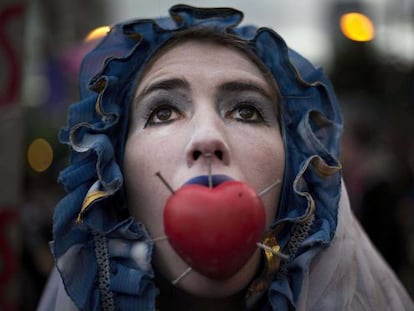 Uma manifestante na marcha de Quito.