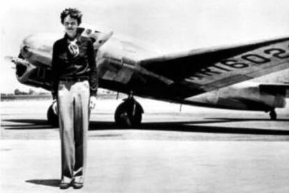 Amelia Earhart junto al bimotor con el que se estrelló.