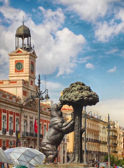 La estatua del Oso y el Madroño, escultura de Antonio Navarro Santafé, en la Puerta del Sol de Madrid.