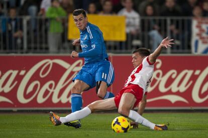 Bale pasa el balón ante Dubarbier 