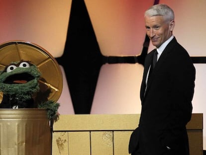 Anderson Cooper con uno de los personajes de Barrio Sésamo.