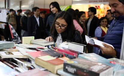 Unas personas en un estand de la Feria del Libro de Lima.