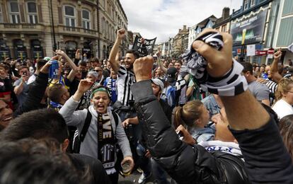 Aficionados de la Juventus en las calles de Cardiff.