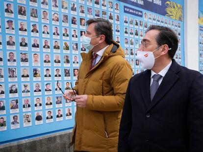 El ministro de Exteriores ucranio, Dmytro Kuleba (izquierda), y el español, José Manuel Albares, en el memorial a los fallecidos en la guerra del Donbás, en Kiev, este miércoles.