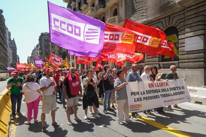 Concentración de CC OO ante la sede de Foment, en Barcelona, para reivindicar la reducción de jornada laboral y protestar por el bloqueo de los convenios colectivos, el 8 de julio.