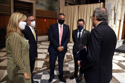 De derecha a izquierda, Quim Torra y Pere Aragonès conversan con los tres nuevos consejeros: Miquel Sàmper, Ramon Tremosa y Àngels Ponsa.