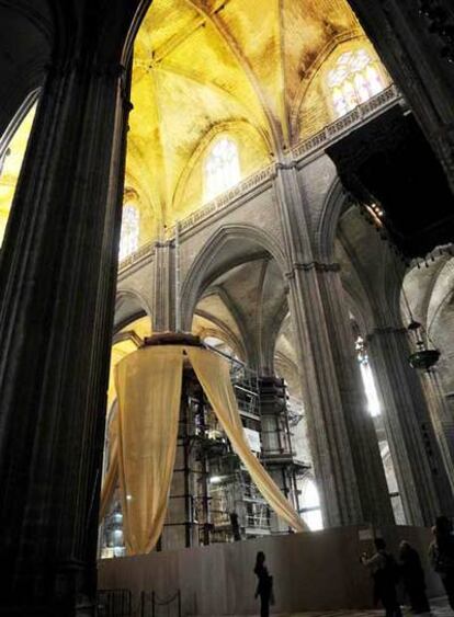 Un momento de la reconstrucción de los pilares en el trascoro de la catedral de Sevilla.