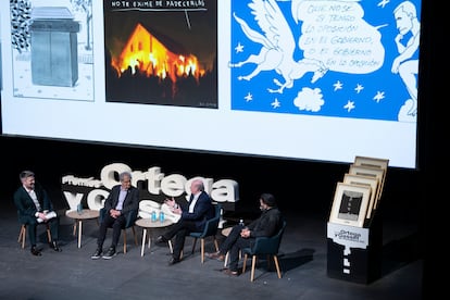 Aimar Bretos modera la mesa redonda '¿Cómo se hace una viñeta?' con los viñetistas Andrés Rábago 'El Roto', José María Pérez 'Peridis' y Riki Blanco.