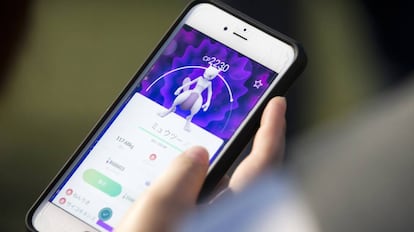 Um usuário joga Pokemon Go em seu smartphone.