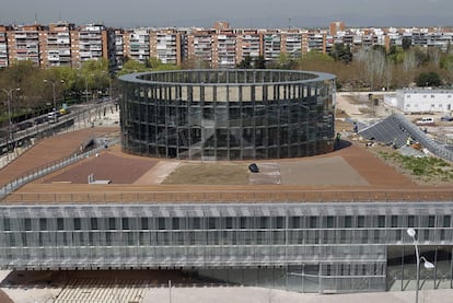 Vista general del edificio del circo estable con la cubierta ajardinada que comunica con el parque.