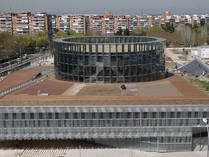 Vista general del edificio del circo estable con la cubierta ajardinada que comunica con el parque.