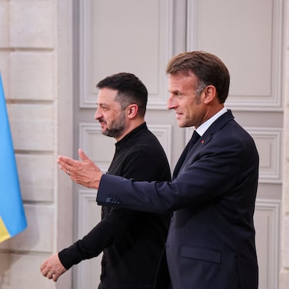 Ukraine's President Volodymyr Zelensky (L) and France's President Emmanuel Macron arrive to give a press conference following the Coalition of the Willing Summit, at the Elysee presidential Palace, in Paris, France on September 4, 2025. LUDOVIC MARIN/Pool via REUTERS
