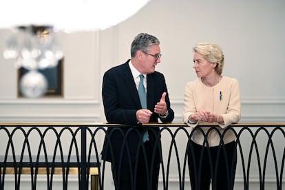 La presidenta de la Comisión Europea, Ursula von der Leyen, conversa con el primer ministro británico, Keir Starmer, durante la asamblea de la ONU en Nueva York, el pasado miércoles.