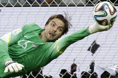 Krul detiene un penalti a Costa Rica.