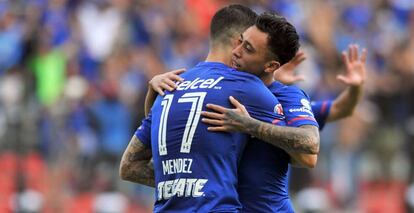 Méndez y Rodríguez celebran un gol.