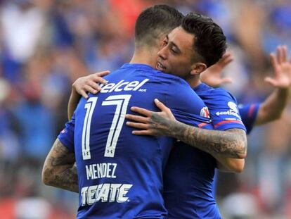 Méndez y Rodríguez celebran un gol.
