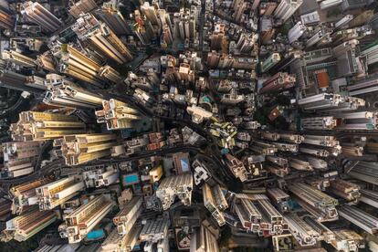 "Quería mostrar la densidad, uniformidad y contraste para ofrecer un sentido de lo que es vivir en Hong Kong", explicó Dale de la Rey. En la imagen, edificios comerciales y residenciales de Hong Kong, el 28 de diciembre de 2018.