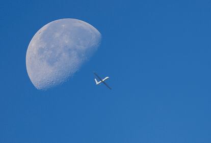 Un dron pasa junto a la luna en el sur de Israel, este domingo. 