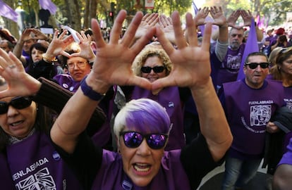 La primera gran movilización nacional contra la violencia machista ha arrancado poco después del mediodía con la asistencia de miles de personas y representantes de todos los grandes partidos políticos, sindicatos, además de numerosos colectivos sociales.