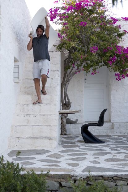 Diederik van Rengen desciende de la azotea-solárium de su casa. Junto a la puerta de la cocina se encuentra la única concesión al color de la vivienda: una buganvilla. La butaca negra es una silla Panton vintage, un modelo que hoy produce Vitra.