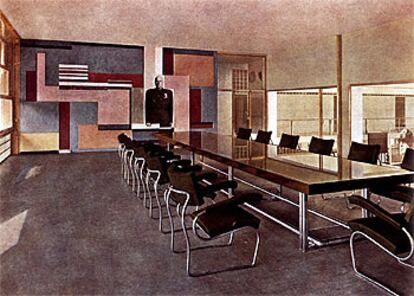Sala de reuniones de la Casa del Fascio de Como, con el mural de Mario Radice y el mobiliario de Terragni.