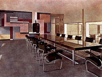Sala de reuniones de la Casa del Fascio de Como, con el mural de Mario Radice y el mobiliario de Terragni.