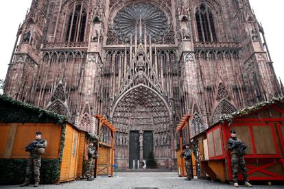 Soldados franceses realizan guardias cerca de las barracas cerradas del tradicional mercado de navidad, frente a la Catedral de Estrasburgo.