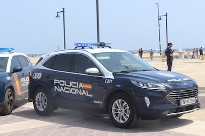 Fotografía de recurso con varios coches de la Policía Nacional en la playa.