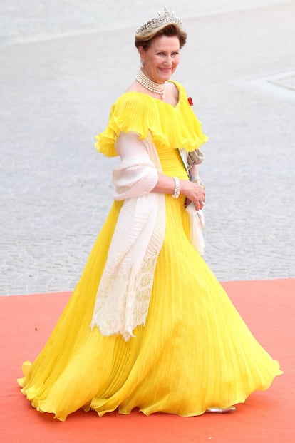 La Reina Sonja de Noruega asiste a la boda real de príncipe Carl Philip de Suecia y Sofía Hellqvist en el Palacio Real.